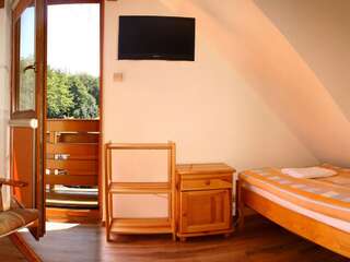 Отели типа «постель и завтрак» Chata na Groniu Meszna Трехместный номер с балконом-2